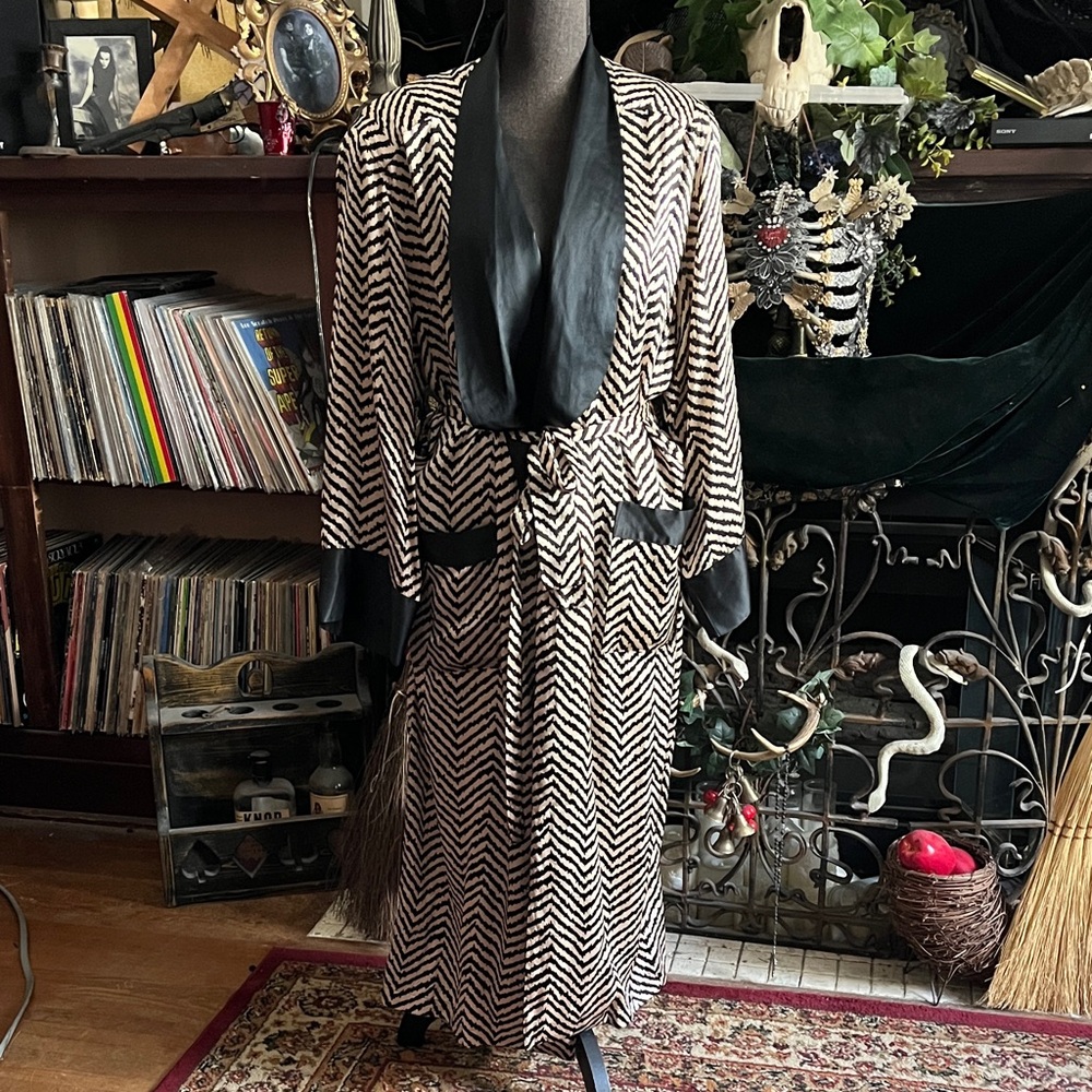 Victoria’s Secret abstract chevron geo zebra silk robe with black shawl collar